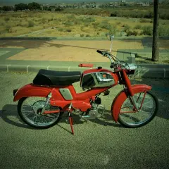 Ciclomotor rojo antiguo, listo para pasar la itv. Un clásico que evoca tiempos pasados.