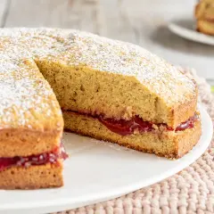 Torta di grano saraceno trentino, soffice e spolverata di zucchero a velo, con un ripieno goloso di marmellata.