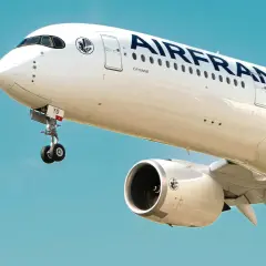 Samolot Air France z wysuniętym podwoziem, gotowy do startu. W kabinie zmieści się Twój **bagaż podręczny**.