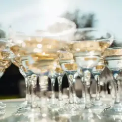 Szklanki z szampanem czekają na toast. Zastanawiasz się, ile szampana na wesele? Te kieliszki sugerują obfitość!