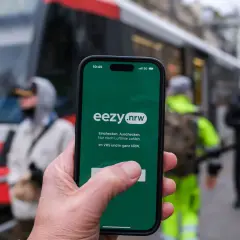 Mit der eezy.nrw App einfach einchecken und auschecken. So wird die Fahrt im VRS und in ganz NRW ganz easy.