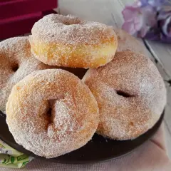 Graffe napoletane senza patate, soffici e dorate, ricoperte di zucchero. Un dolce che profuma di tradizione.