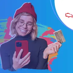 Uśmiechnięta młoda kobieta z telefonem i kartą Banku Pekao. Sprawdza, jak konto przekorzystne opłaty mogą być niskie.