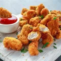 Chrupiące nuggetsy z airfryer, idealne do maczania w keczupie. Pyszna przekąska gotowa w kilka minut.