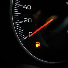 Kontrolka paliwa świeci się na pomarańczowo. Czas sprawdzić, ile km na rezerwie zostało do najbliższej stacji.