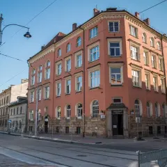 Kamienica z napisem "Teatr Nowy" przyciąga wzrok. Sprawdź teatr Proxima Kraków repertuar i odkryj magiczny świat sceny.