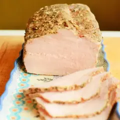 Schab po wędzeniu, pokrojony w plastry, prezentuje się apetycznie. Czas, ile parzyć schab po wędzeniu, zależy od jego grubości.