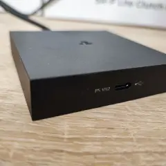 Czarny moduł PS VR2 z portem USB-C. Zastanawiasz się, czy PS VR działa z PC? Ten sprzęt może być kluczem do odpowiedzi.