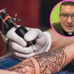 Ksiądz z tatuażem, który właśnie powstaje na ramieniu. W okręgu uśmiechnięty mężczyzna w okularach i sutannie.