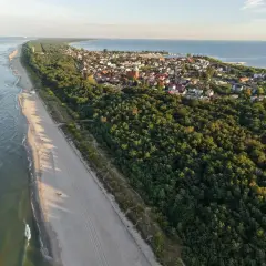 Piękna plaża i las nad morzem. Idealne miejsce, gdzie na majówkę.