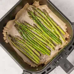 Espárragos trigueros listos para cocinar en la airfryer, con un toque de sal y aceite.