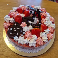 En jordgubbstårta med klassiska tårtor namn, dekorerad med maränger, choklad och färska jordgubbar.