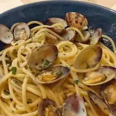 Spaghetti alle vongole, pyszne danie z owocami morza. Warto sprawdzić ceny w rzymie, by spróbować tego specjału.