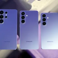 Trzy fioletowe telefony Samsung, prawdopodobnie modele z serii S26, ustawione obok siebie. Widoczne moduły aparatów i logo Samsung.