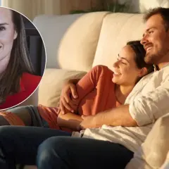 Kobieta w czerwonej marynarce podpowiada, jak zrobić pierwszy krok do dziewczyny. Na drugim planie para przytula się na kanapie.