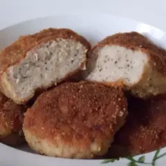 Pyszne kotleciki z kurczaka w panierce, idealne co zamiast bułki do mielonych. Miękkie w środku, chrupiące na zewnątrz.