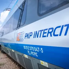 Pociąg PKP Intercity z napisem na boku. Upewnij się, że masz bilet, aby uniknąć mandatu.