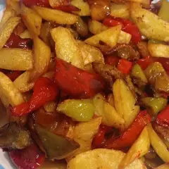 Patate fritte dorate e peperoni colorati, un piatto saporito che ricorda le estati in tavola.