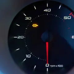 Żółta kontrolka dpf świeci się na desce rozdzielczej, sygnalizując problem z filtrem cząstek stałych.
