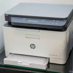 Biała drukarka HP Color Laser MFP 178nw. Zapomniałeś hasła? Sprawdź, jak odzyskać hasło do drukarki HP.