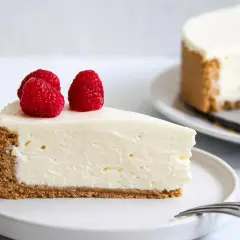 Ein cremiges Stück Cheesecake mit Himbeeren, perfekt für ein cheesecake rezept einfach.