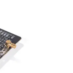 Elektroniczna płyta z kondensatorami i rezystorami, widoczny potencjometr do regulacji damping factor.