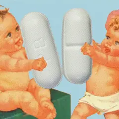 Dos bebés sostienen pastillas gigantes, como si fueran un paracetamol para niños.