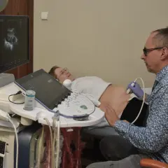 Lekarz wykonuje usg 3 trymestru. Na ekranie widać obraz płodu.