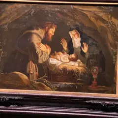 Święty Franciszek i święta Klara adorują Dzieciątko Jezus. Obraz oddaje ducha franciszkanizmu poprzez prostotę i pokorę sceny.