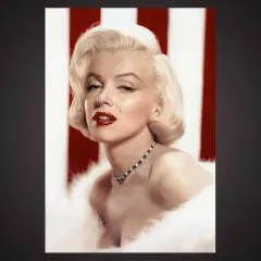Marilyn Monroe, en ikonisk supermodell, poserar med rött läppstift och en pärlhalsband mot en rödvit randig bakgrund.