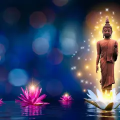 Buda de pie sobre una flor de loto budismo, rodeado de luces y flores de loto rosadas flotando en el agua.
