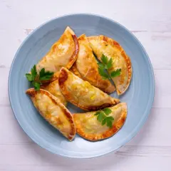 Idealne ciasto na pierogi pieczone bez drożdży: Mój przepis krok po kroku