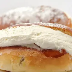Maritozzi ricetta della nonna: soffici dolci con panna montata, un classico della colazione.