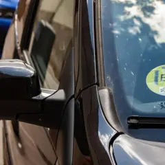 Na szybie samochodu widoczna jest zielona naklejka z literą "B", która informuje, czy naklejka na szybie jest obowiązkowa w danej strefie.