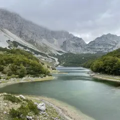 Ein ruhiger See im Durmitor Nationalpark, ideal zum Wandern. Majestätische Berge und grüne Wälder umgeben das klare Wasser.