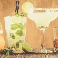 Fyra klassiska drinkar: en Mojito, en Margarita med saltkant, en orange drink och en whisky med apelsinskal.