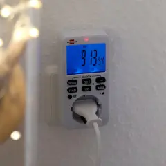 En brennenstuhl timer ansluten till ett vägguttag. Den digitala displayen visar tiden 9:13:54.