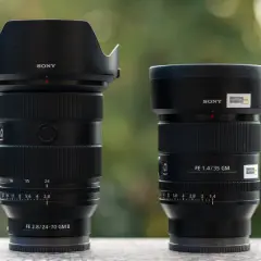 Dwa obiektywy Sony: zmiennoogniskowy to zoom FE 2.8/24-70 GM II, a obok stałoogniskowy FE 1.4/35 GM.