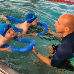 Nauka pływania w 1 dzień: Fundamenty bezpieczeństwa i oswojenie lęku