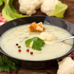 Ile kalorii ma zupa kalafiorowa? Poznaj wartości i odchudź ją!