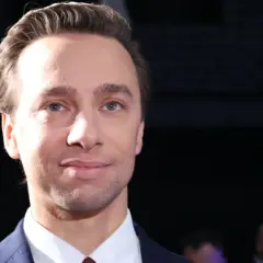 Zbliżenie na twarz mężczyzny w garniturze. Zastanawiasz się, ile lat ma Bosak?