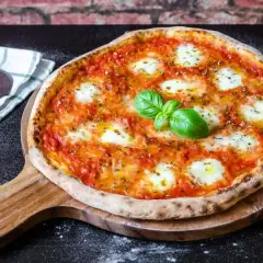 Idealna domowa pizza: sekret chrupiącego spodu i smaku