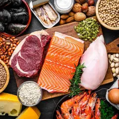 En variation av proteinrika livsmedel som biff, lax, kyckling, räkor, ägg, nötter, frön, bönor och ost. Bra för att planera hur mycket protein per dag.