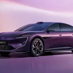 El elegante sedán Avatr 12, de color púrpura metálico, se exhibe con un diseño futurista y líneas aerodinámicas.