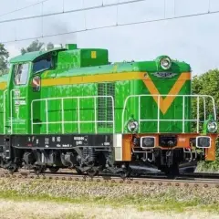 Zielona lokomotywa **Fablok 6D** z żółtym pasem i literami "PKP" na tle zieleni.