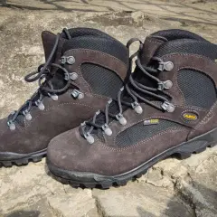 Solidne, brązowe buty trekkingowe Aku Air 8000 gotowe na górskie wyzwania.