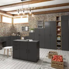 Nowoczesna piwnica inspiracje: ciemnoszare meble, ceglana ściana, drewniane belki i jasna podłoga tworzą loftowy klimat.