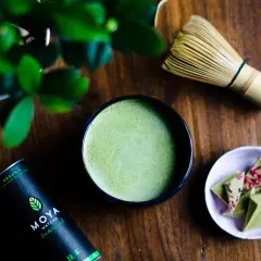 Zielone, spienione matcha w miseczce, obok bambusowa miotełka i czekoladki. To może być najdroższa herbata na świecie, przygotowana z pasją.