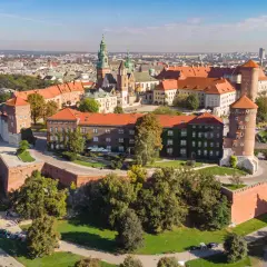 Wawel – serce Krakowa, gdzie historia splata się z pięknem. Odkryj intymne miejsca w Krakowie, spacerując po królewskim wzgórzu.