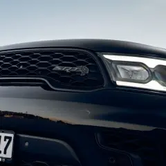 Czarny Durango Hellcat z błyszczącą atrapą chłodnicy i ostrymi światłami LED.
